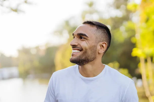 files/joven-atleta-sonriente-en-un-parque-pA_blico.webp